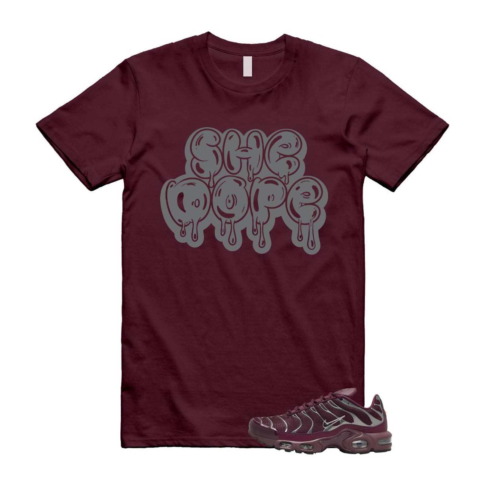 Air Max Night Maroon Metallic Silver Dark Team Red Plus SE T Shirt Match SHE DOPE HJ9743-600 T-Shirt, Sneaker Match Tee